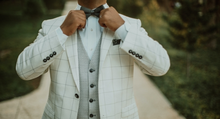 Style Mistakes Men Make include avoiding dark colors