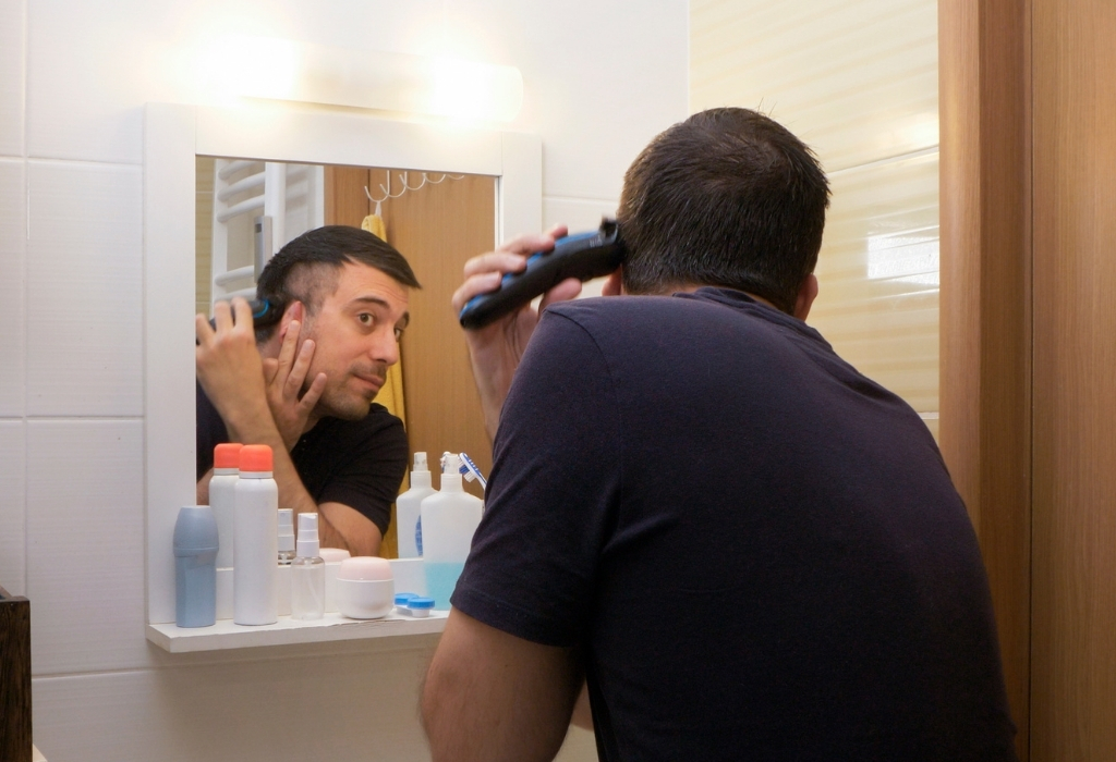 mann schneidet haare zu hause