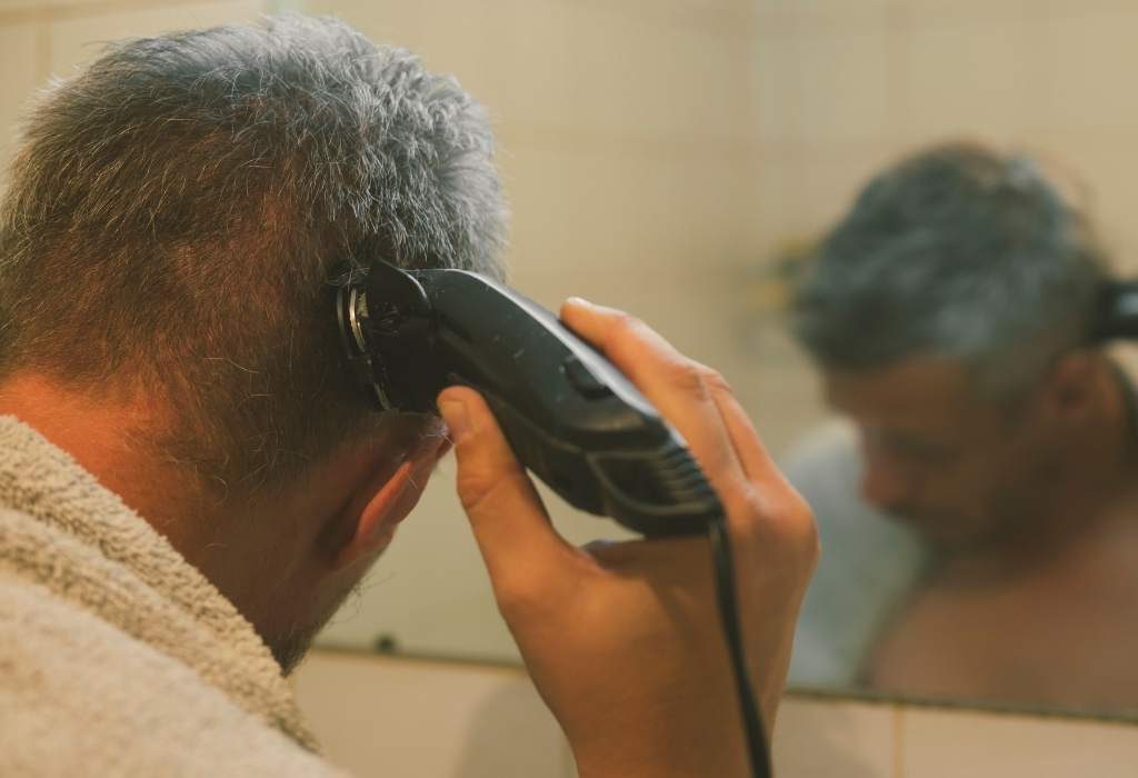 Home Haarschnitt mit elektrischer Haarschneidemaschine